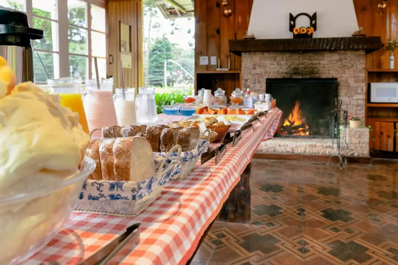 Café da manhã e refeições em Casa de Campos Capivari House by Concavus