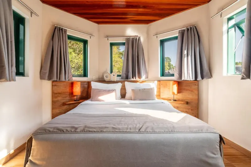 Quarto em Castelo Piazzale by Concavus