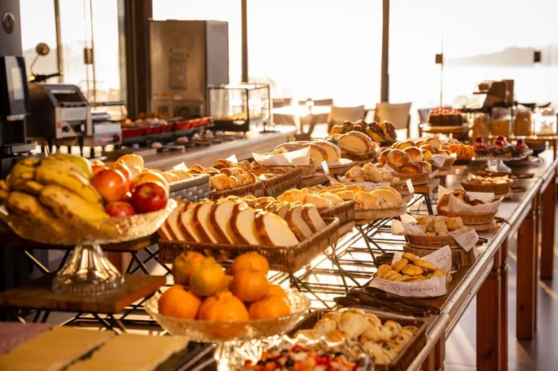Café da manhã e refeições em Chris Wellness Resort Hotel