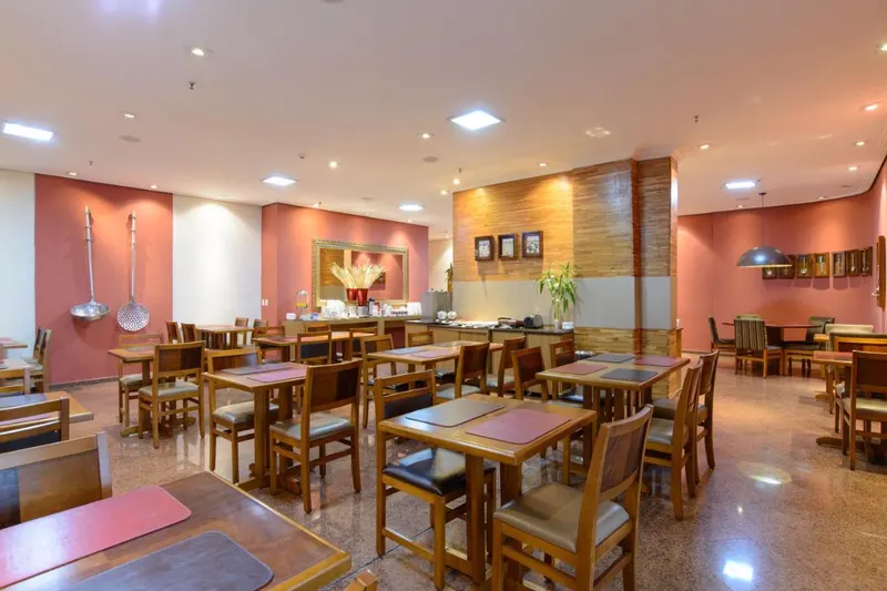 Café da manhã e refeições em Faro Hotel São José dos Campos