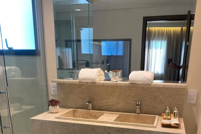 Banheiro em Golden Tulip São José dos Campos