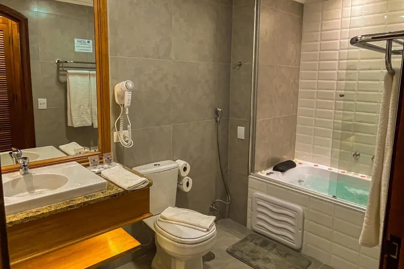 Banheiro em Hotel Euro Suíte Campos do Jordão