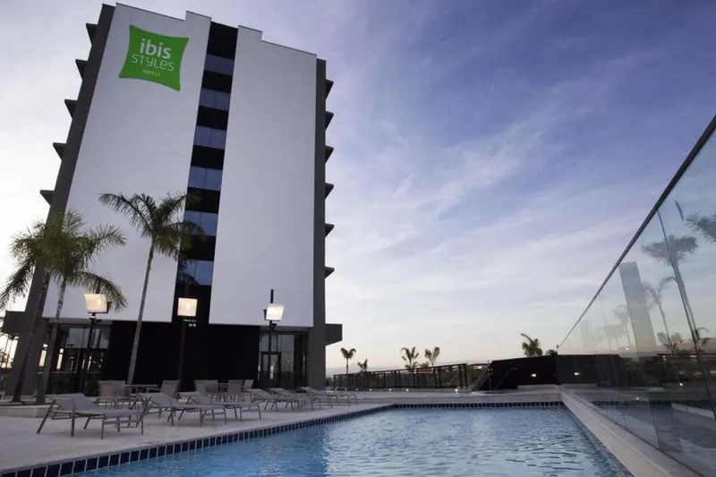 Piscina de Ibis Styles Taubaté