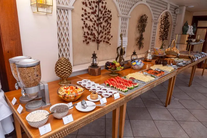 Café da manhã e refeições em Le Suisse Elegance Hotel