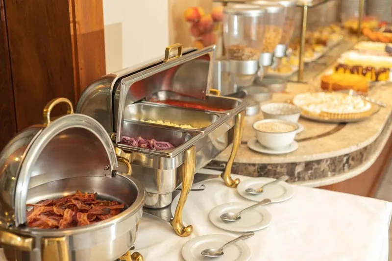 Café da manhã e refeições em Le Suisse Elegance Hotel