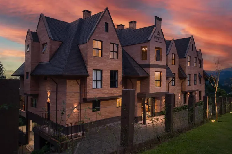 Fachada de Pinot Hotel