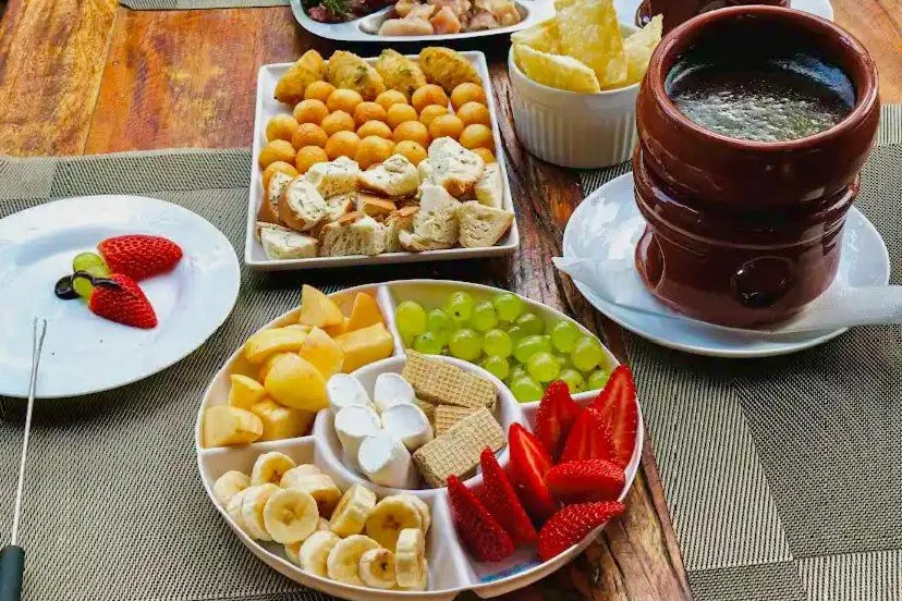 Café da manhã e refeições em Pousada do Sino