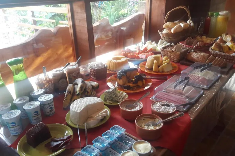 Café da manhã e refeições em Pousada Pinhalense