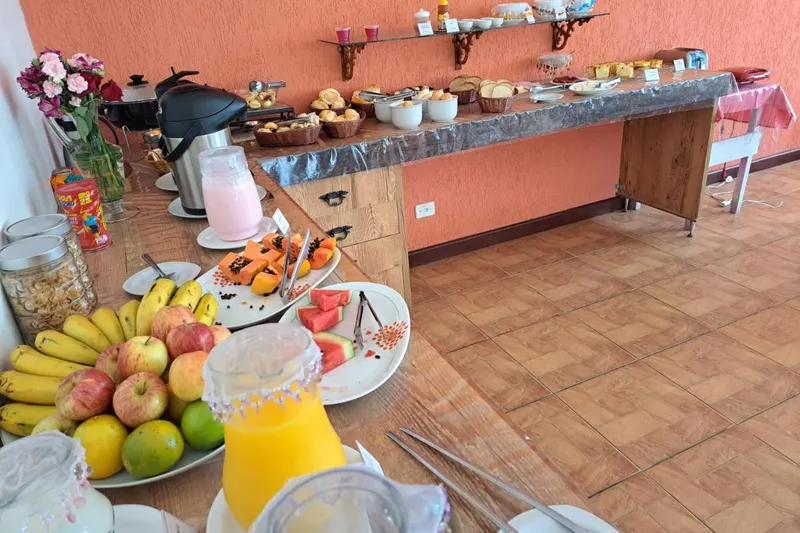 Café da manhã e refeições em Pousada Recanto Feliz