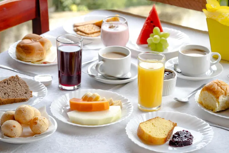 Café da manhã e refeições em Velinn Pousada Flores do Capivari
