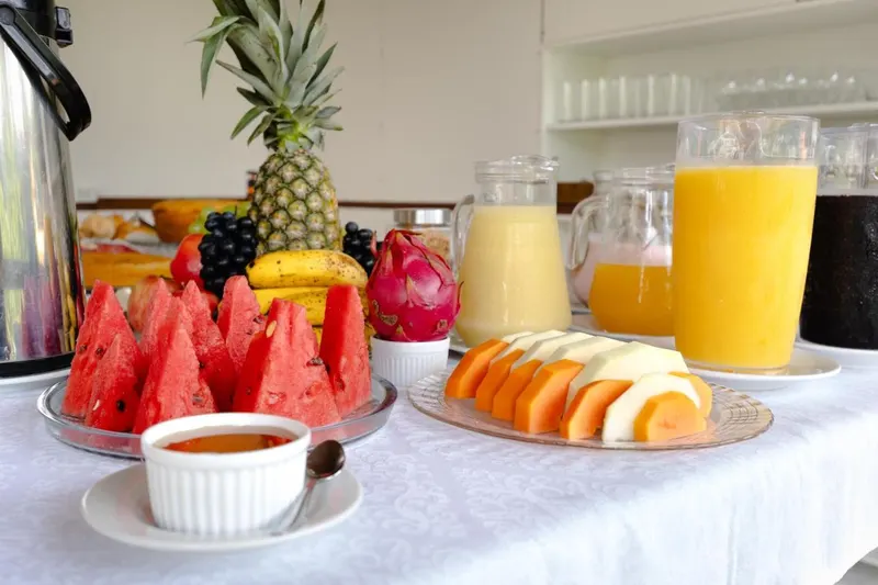 Café da manhã e refeições em Velinn Pousada Flores do Capivari